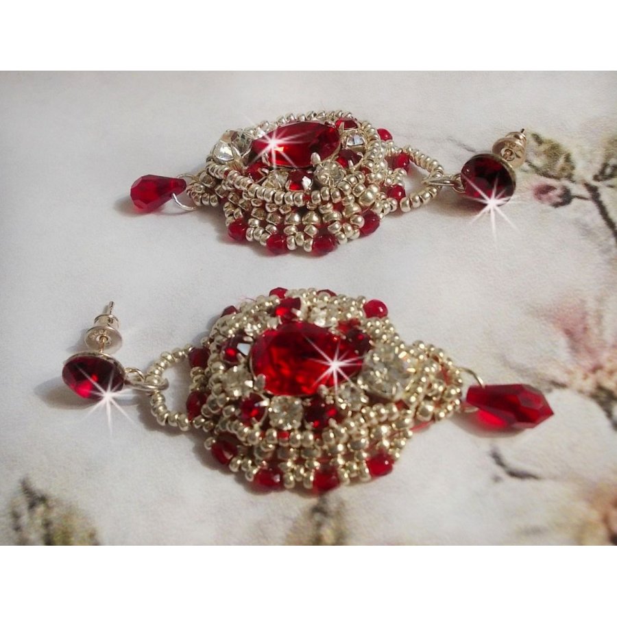 BO Drigon Red brodert med Swarovski krystall Siam cabochons, rammer, sølv seed perler og 925/1000 sølv sommerfugl øredobber