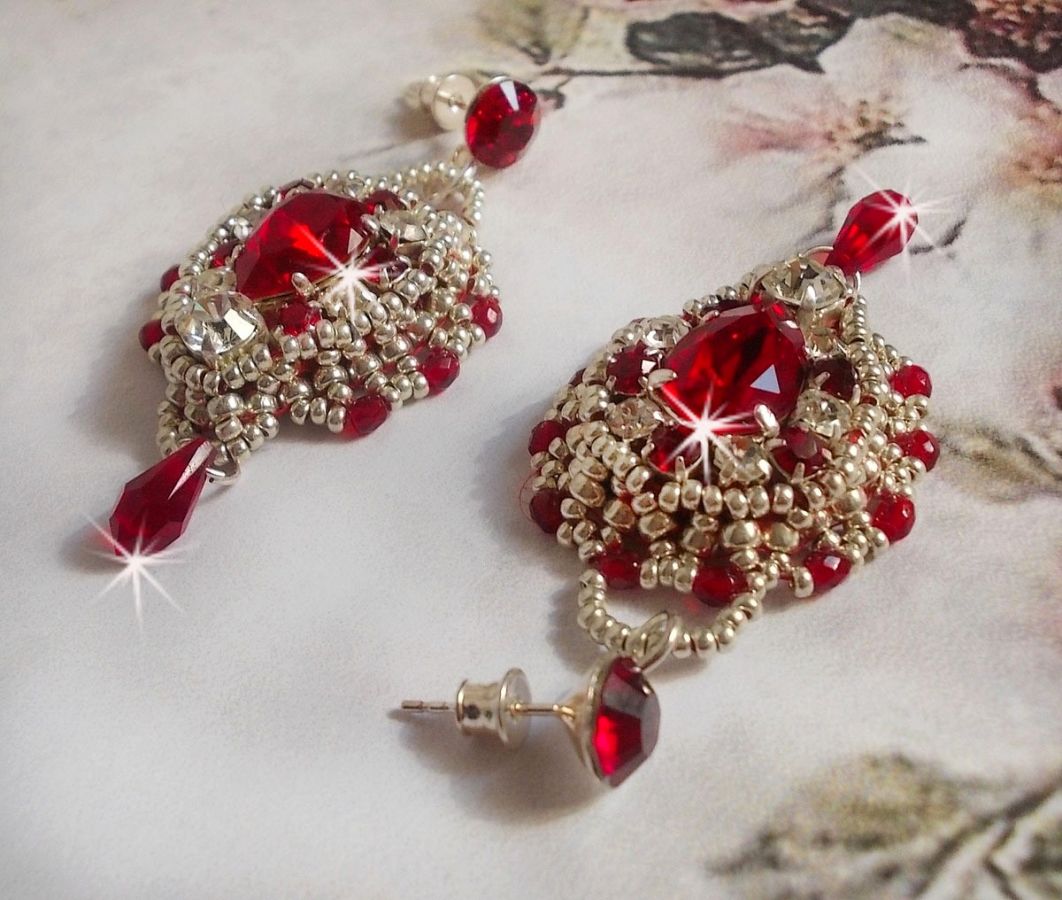 BO Drigon Red brodert med Swarovski krystall Siam cabochons, rammer, sølv seed perler og 925/1000 sølv sommerfugl øredobber