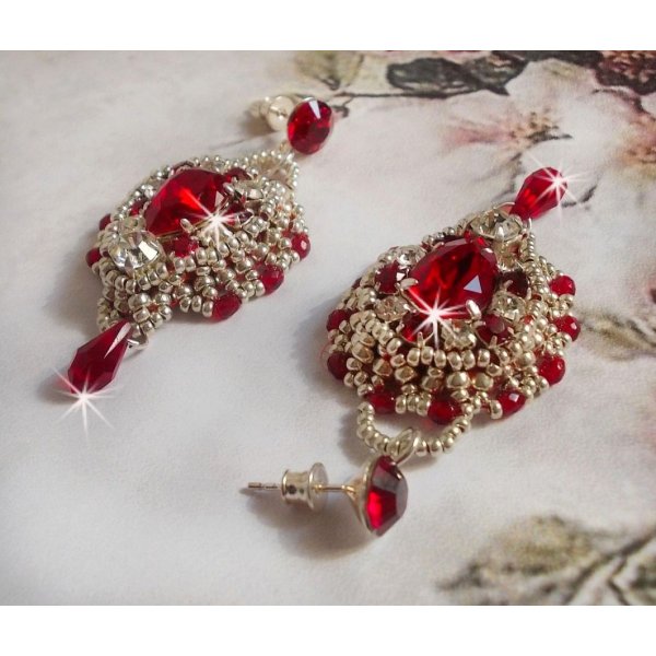 BO Drigon Red brodert med Swarovski krystall Siam cabochons, rammer, s&oslash;lv seed perler og 925/1000 s&oslash;lv sommerfugl &oslash;redobber