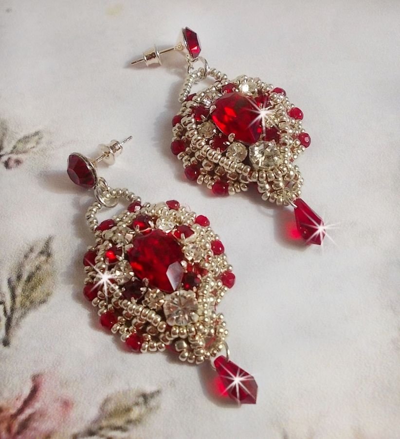 BO Drigon Red brodert med Swarovski krystall Siam cabochons, rammer, sølv seed perler og 925/1000 sølv sommerfugl øredobber