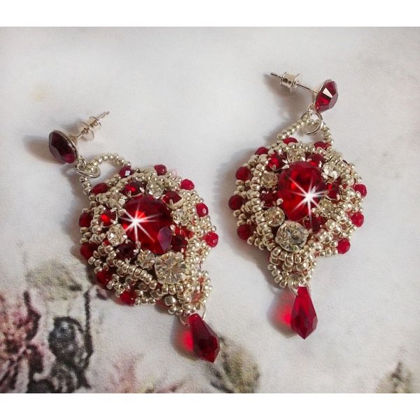 BO Drigon Red brodert med Swarovski krystall Siam cabochons, rammer, s&oslash;lv seed perler og 925/1000 s&oslash;lv sommerfugl &oslash;redobber