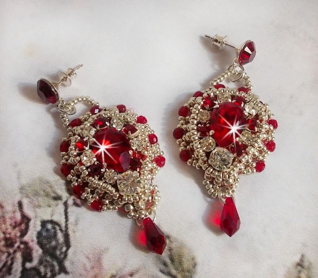 BO Drigon Red brodert med Swarovski krystall Siam cabochons, rammer, sølv seed perler og 925/1000 sølv sommerfugl øredobber
