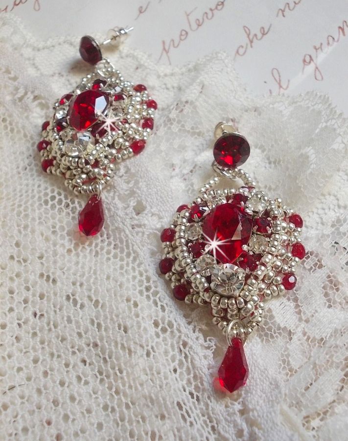 BO Drigon Red brodert med Swarovski krystall Siam cabochons, rammer, sølv seed perler og 925/1000 sølv sommerfugl øredobber