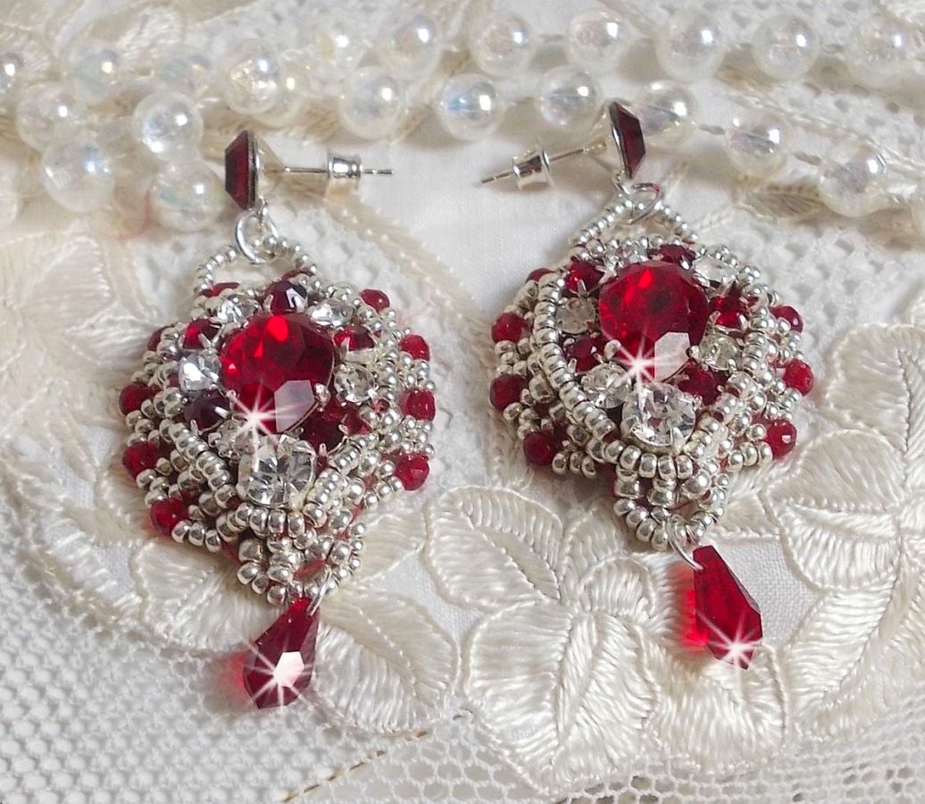 BO Drigon Red brodert med Swarovski krystall Siam cabochons, rammer, sølv seed perler og 925/1000 sølv sommerfugl øredobber