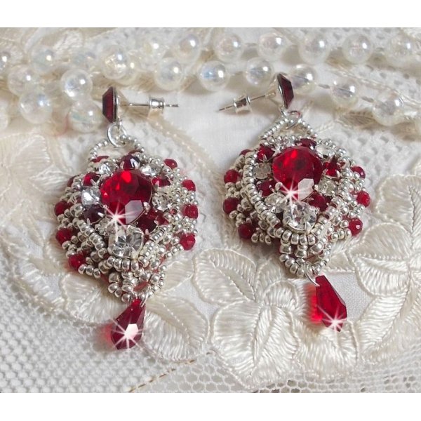 BO Drigon Red brodert med Swarovski krystall Siam cabochons, rammer, s&oslash;lv seed perler og 925/1000 s&oslash;lv sommerfugl &oslash;redobber