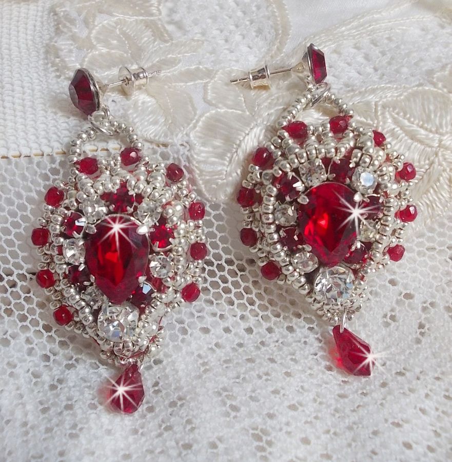 BO Drigon Red brodert med Swarovski krystall Siam cabochons, rammer, sølv seed perler og 925/1000 sølv sommerfugl øredobber