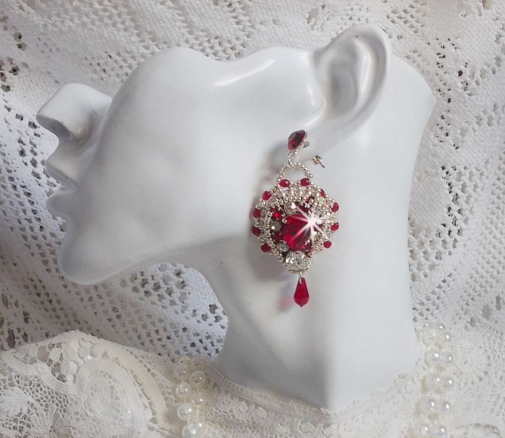 BO Drigon Red brodert med Swarovski krystall Siam cabochons, rammer, sølv seed perler og 925/1000 sølv sommerfugl øredobber