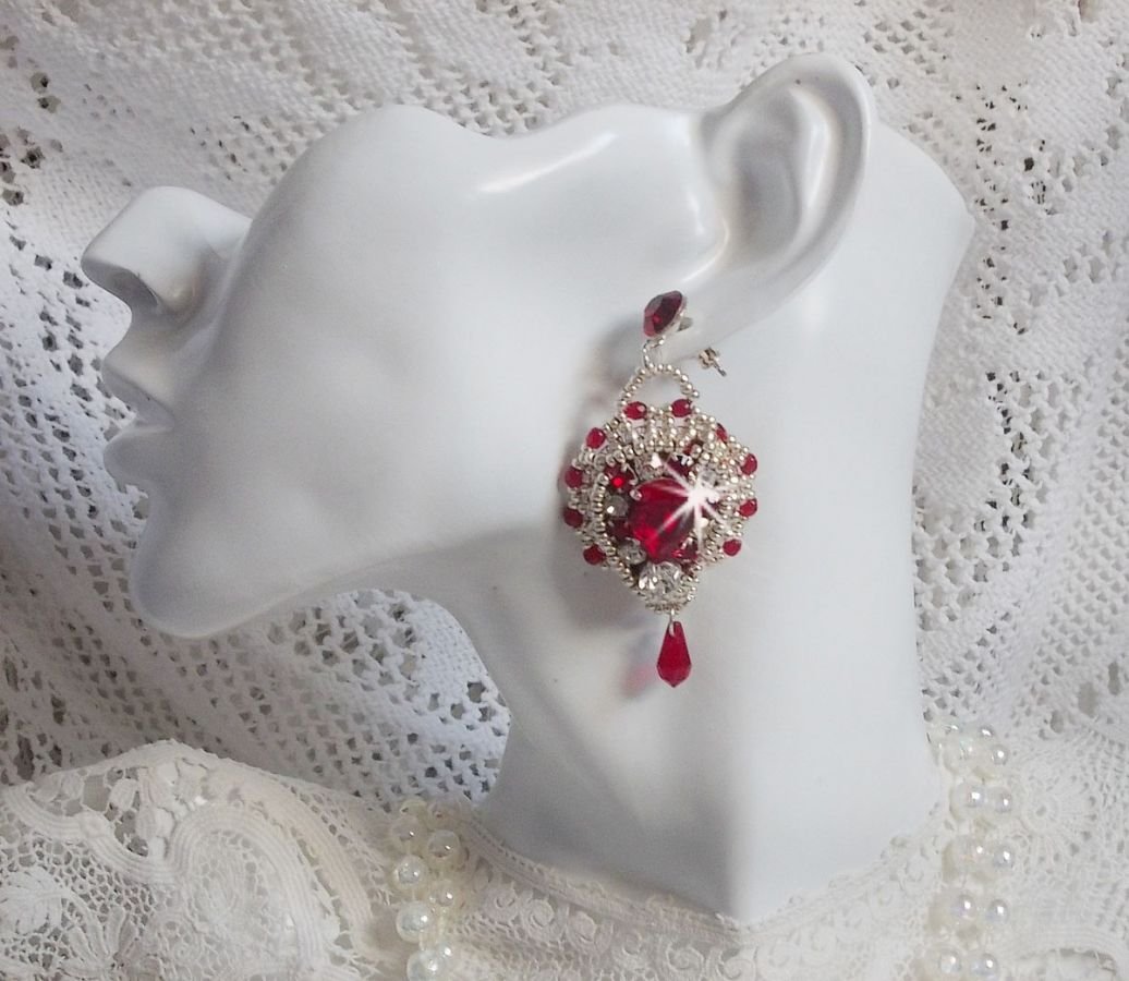 BO Drigon Red brodert med Swarovski krystall Siam cabochons, rammer, sølv seed perler og 925/1000 sølv sommerfugl øredobber