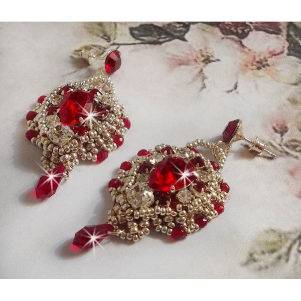 BO Drigon Red brodert med Swarovski krystall Siam cabochons, rammer, s&oslash;lv seed perler og 925/1000 s&oslash;lv sommerfugl &oslash;redobber