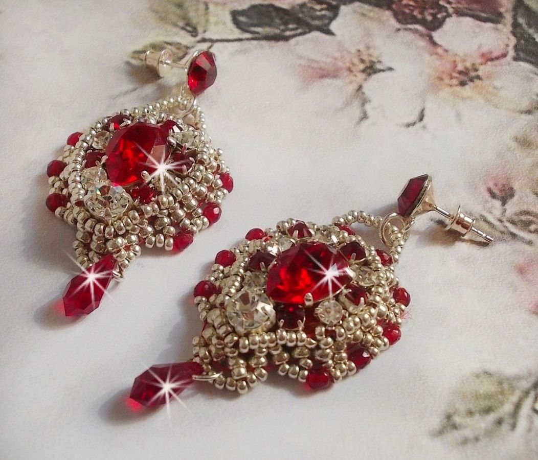BO Drigon Red brodert med Swarovski krystall Siam cabochons, rammer, sølv seed perler og 925/1000 sølv sommerfugl øredobber