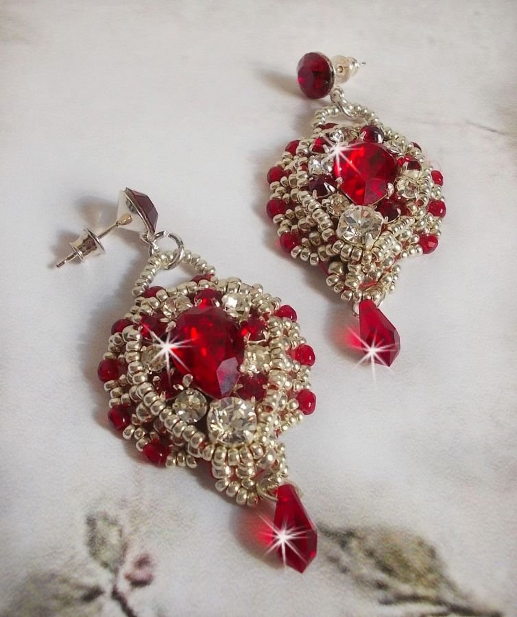 BO Drigon Red brodert med Swarovski krystall Siam cabochons, rammer, sølv seed perler og 925/1000 sølv sommerfugl øredobber