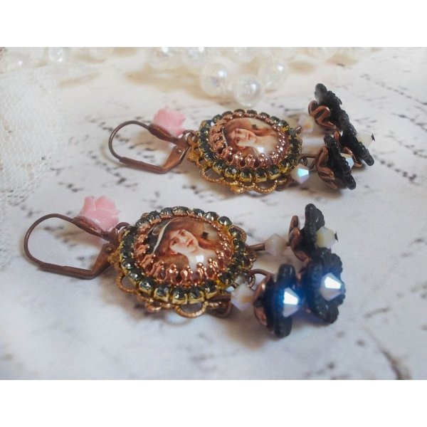 BO Elegant Black Hat laget med forst&oslash;rrende cabochons, harpiksperler, krystaller, frostede blomster og diverse tilbeh&oslash;r.