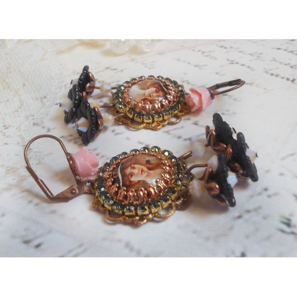 BO Elegant Black Hat laget med forst&oslash;rrende cabochons, harpiksperler, krystaller, frostede blomster og diverse tilbeh&oslash;r.