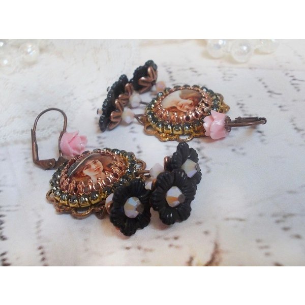 BO Elegant Black Hat laget med forst&oslash;rrende cabochons, harpiksperler, krystaller, frostede blomster og diverse tilbeh&oslash;r.