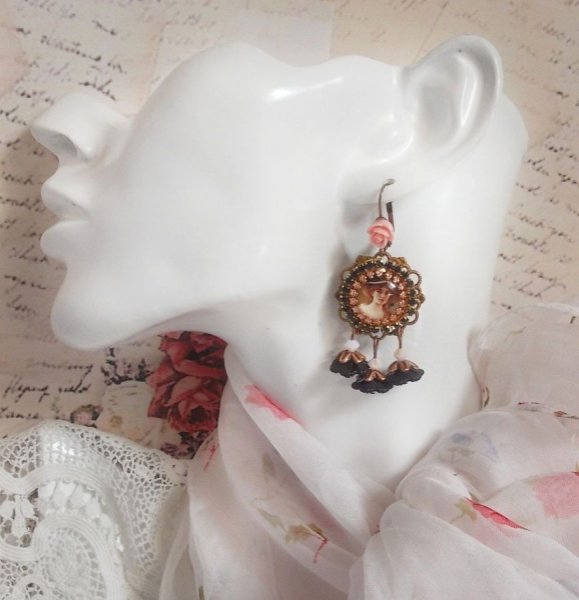 BO Elegant Black Hat laget med forst&oslash;rrende cabochons, harpiksperler, krystaller, frostede blomster og diverse tilbeh&oslash;r.