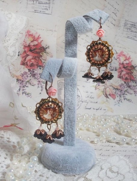 BO Elegant Black Hat laget med forst&oslash;rrende cabochons, harpiksperler, krystaller, frostede blomster og diverse tilbeh&oslash;r.