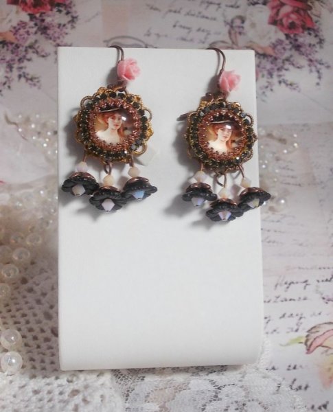 BO Elegant Black Hat laget med forst&oslash;rrende cabochons, harpiksperler, krystaller, frostede blomster og diverse tilbeh&oslash;r.