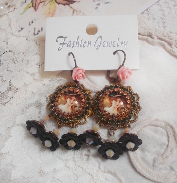 BO Elegant Black Hat laget med forst&oslash;rrende cabochons, harpiksperler, krystaller, frostede blomster og diverse tilbeh&oslash;r.