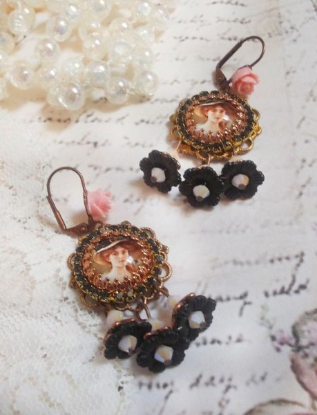 BO Elegant Black Hat laget med forst&oslash;rrende cabochons, harpiksperler, krystaller, frostede blomster og diverse tilbeh&oslash;r.