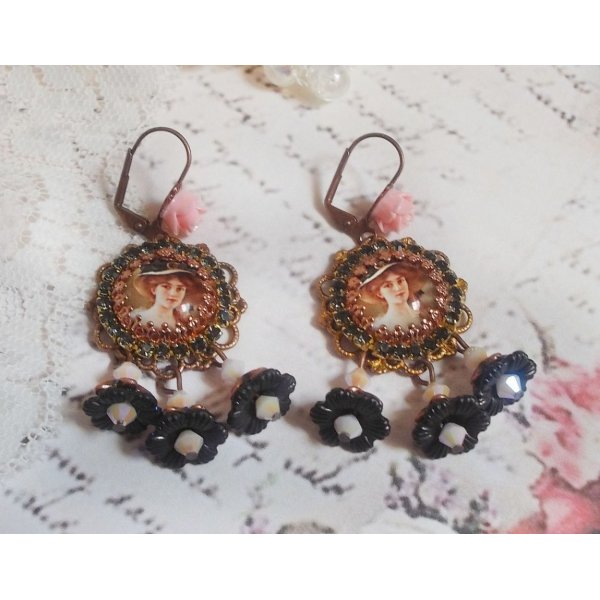 BO Elegant Black Hat laget med forst&oslash;rrende cabochons, harpiksperler, krystaller, frostede blomster og diverse tilbeh&oslash;r.