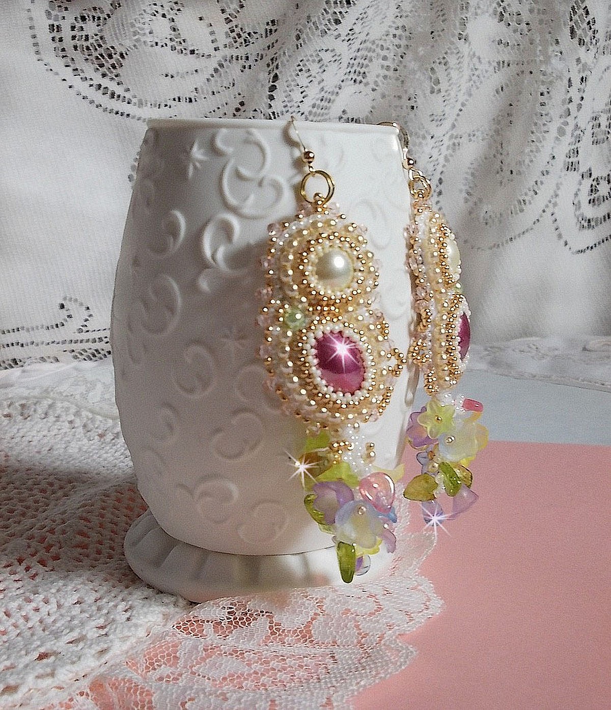 BO Envol&eacute;e Fleurie brodert med Lucite blomster, harpiks cabochons, flate runde perler, seed perler og 14 karat gull fylt &oslash;rekroker