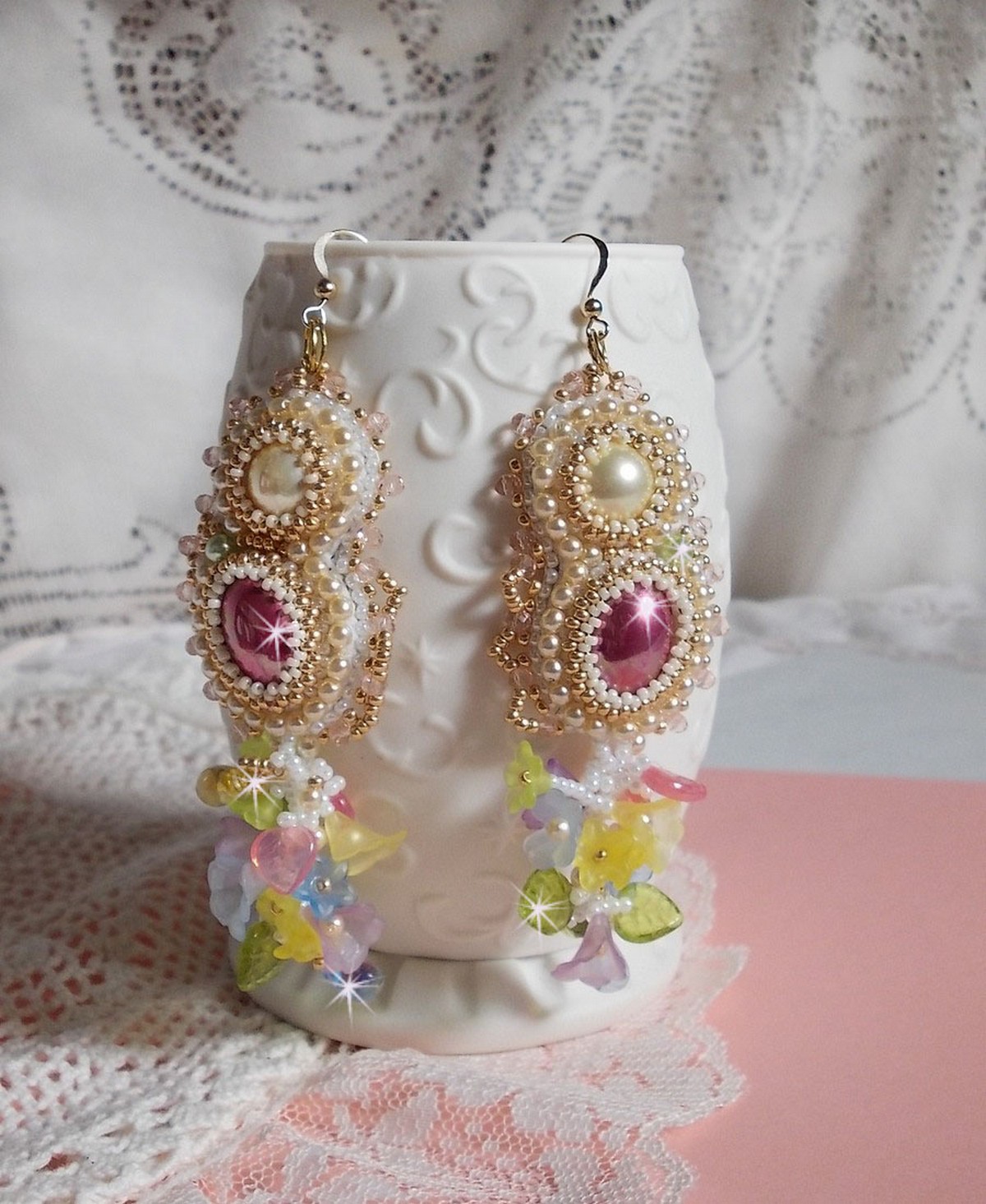 BO Envolée Fleurie brodert med Lucite blomster, harpiks cabochons, flate runde perler, seed perler og 14 karat gull fylt ørekroker