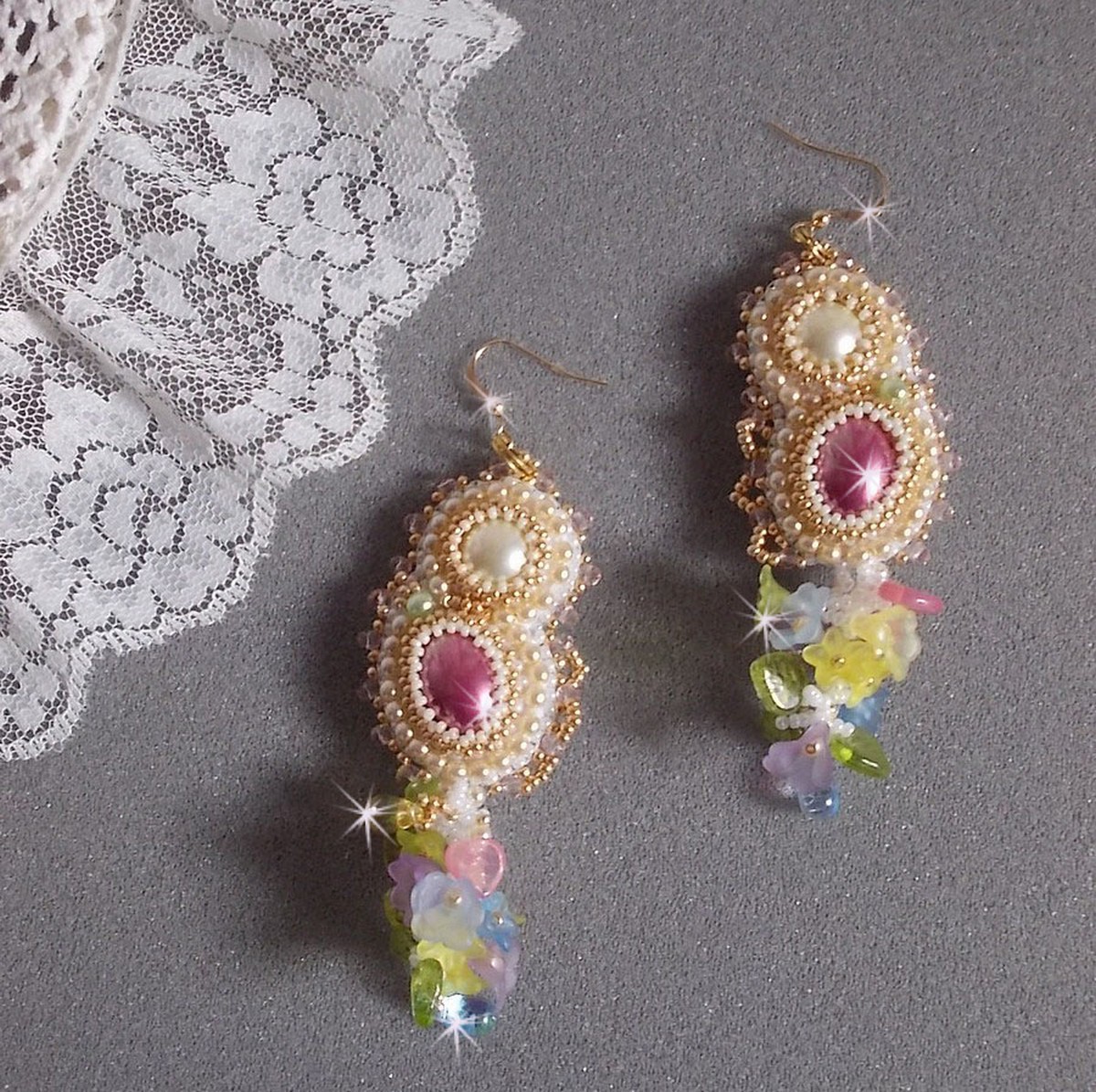 BO Envolée Fleurie brodert med Lucite blomster, harpiks cabochons, flate runde perler, seed perler og 14 karat gull fylt ørekroker