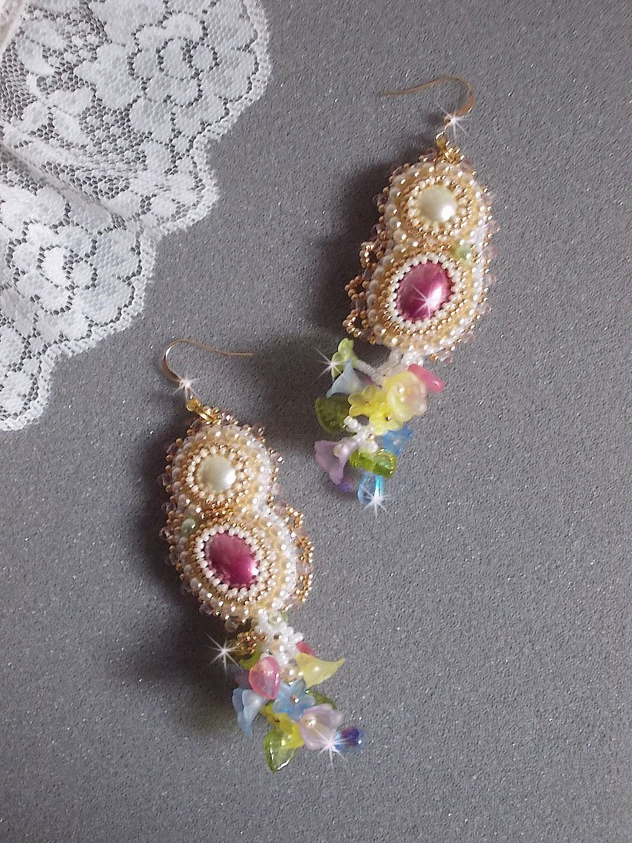 BO Envolée Fleurie brodert med Lucite blomster, harpiks cabochons, flate runde perler, seed perler og 14 karat gull fylt ørekroker