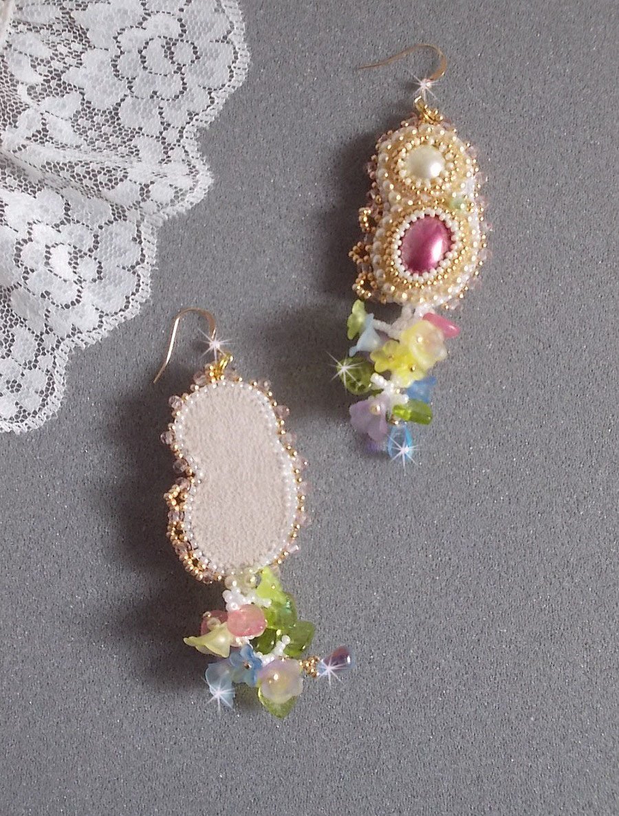BO Envolée Fleurie brodert med Lucite blomster, harpiks cabochons, flate runde perler, seed perler og 14 karat gull fylt ørekroker