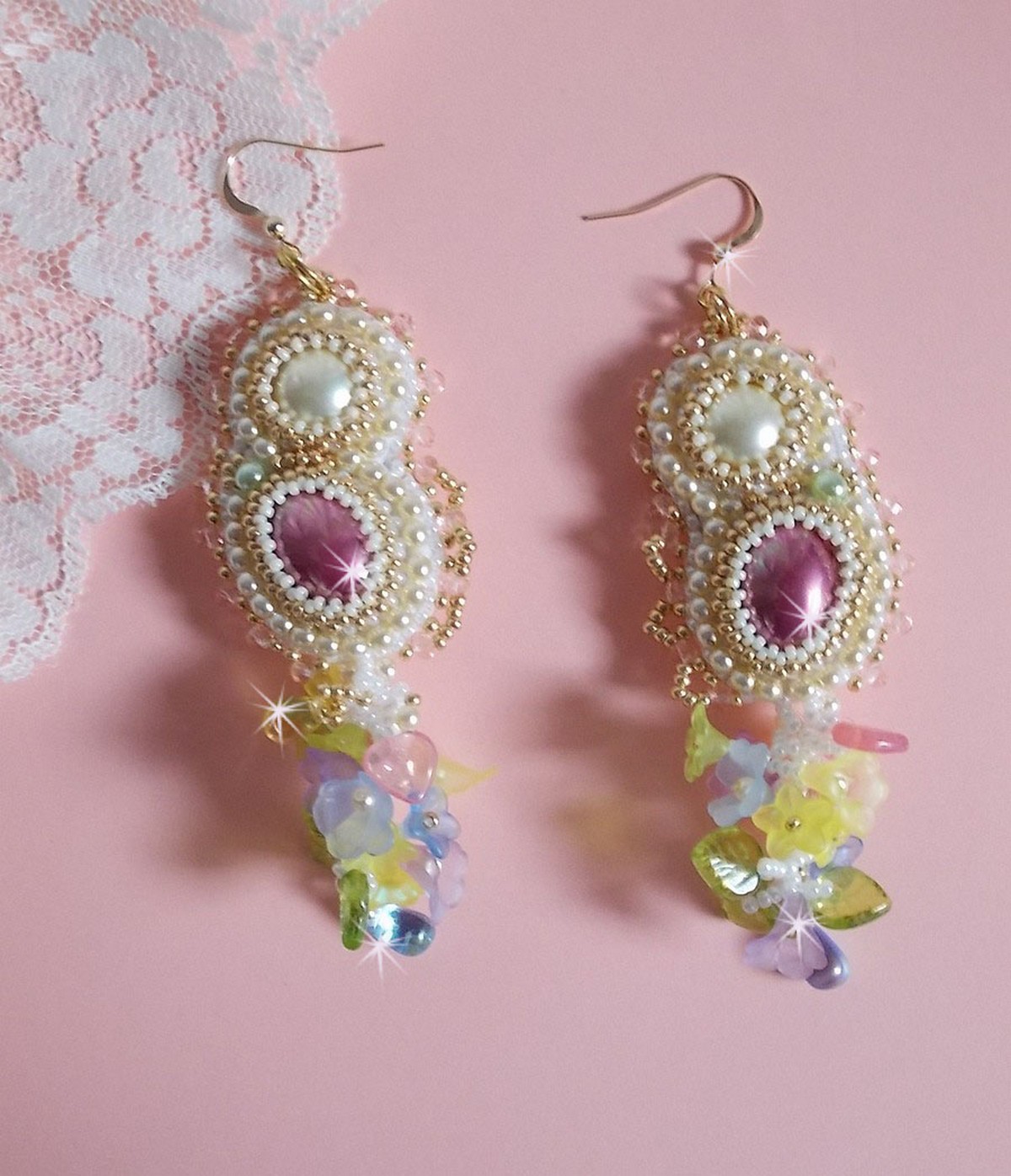 BO Envolée Fleurie brodert med Lucite blomster, harpiks cabochons, flate runde perler, seed perler og 14 karat gull fylt ørekroker