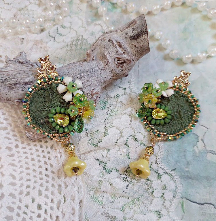 BO Espoir brod&eacute;es avec fleurs et rondes aplaties verres, dentelle, perles Cristal Swarovski