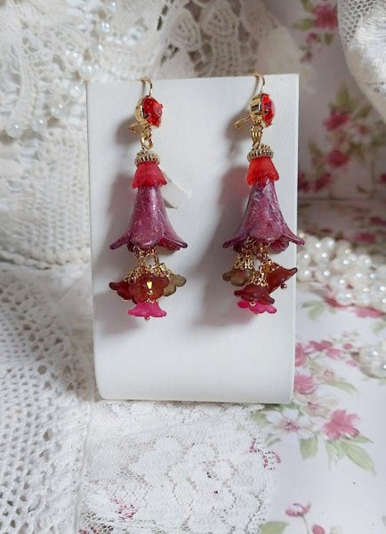 BO Esp&eacute;rance d&rsquo;un Jour avec des fleurs r&eacute;sine et synth&eacute;tique, cha&icirc;ne plaqu&eacute;e or, perles cristal Swarovski.