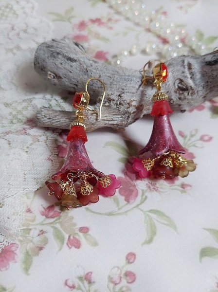 BO Esp&eacute;rance d&rsquo;un Jour avec des fleurs r&eacute;sine et synth&eacute;tique, cha&icirc;ne plaqu&eacute;e or, perles cristal Swarovski.