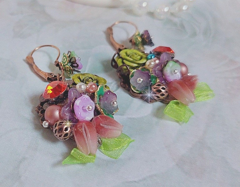 BO Fantasia of Flowers laget med krystaller, runde perler, perler, harpiksklokker, glass og Organza Anis b&aring;nd