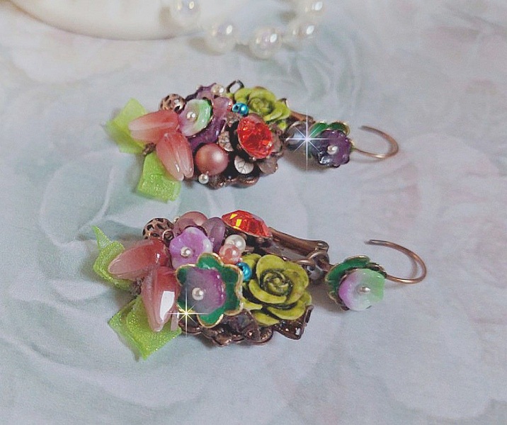 BO Fantasia of Flowers laget med krystaller, runde perler, perler, harpiksklokker, glass og Organza Anis b&aring;nd