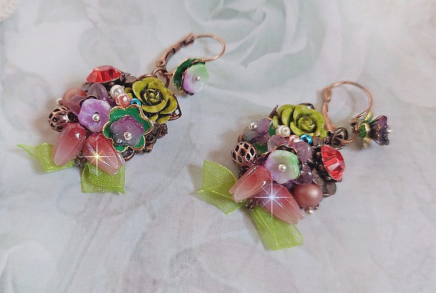 BO Fantasia of Flowers laget med krystaller, runde perler, perler, harpiksklokker, glass og Organza Anis b&aring;nd