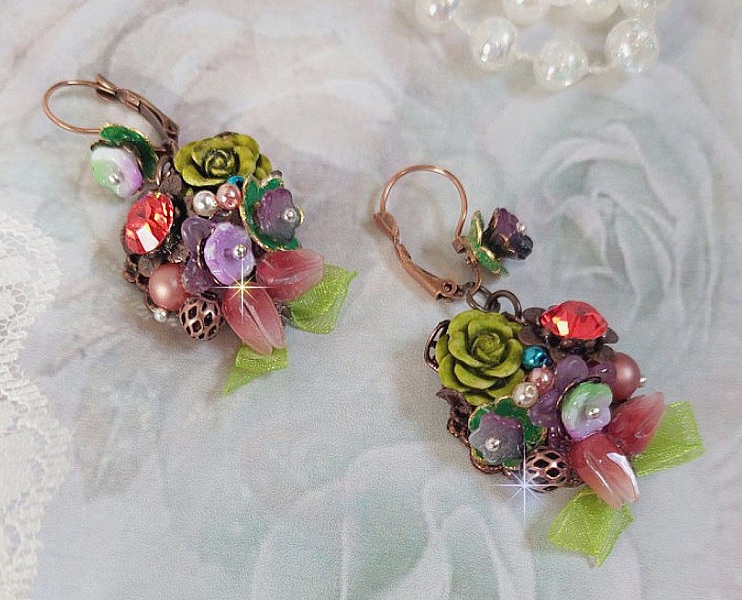 BO Fantasia of Flowers laget med krystaller, runde perler, perler, harpiksklokker, glass og Organza Anis b&aring;nd