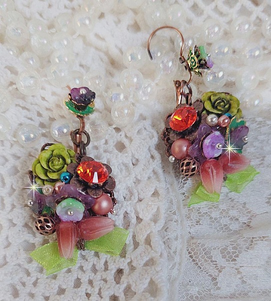 BO Fantasia of Flowers laget med krystaller, runde perler, perler, harpiksklokker, glass og Organza Anis b&aring;nd