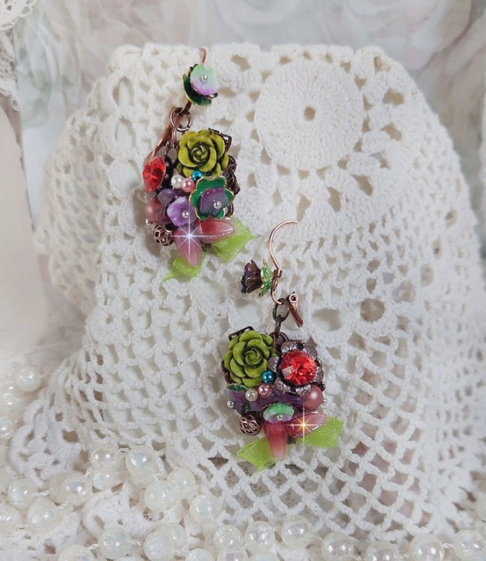 BO Fantasia of Flowers laget med krystaller, runde perler, perler, harpiksklokker, glass og Organza Anis bånd