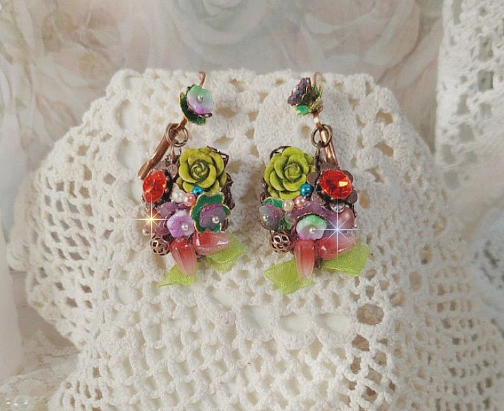 BO Fantasia of Flowers laget med krystaller, runde perler, perler, harpiksklokker, glass og Organza Anis b&aring;nd