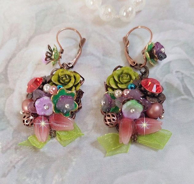 BO Fantasia of Flowers laget med krystaller, runde perler, perler, harpiksklokker, glass og Organza Anis b&aring;nd