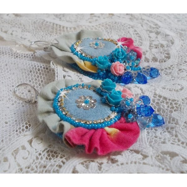 BO Far West brodert med denimstoff, harpiksroser, Swarovski-krystaller, forskjellige perler, fr&oslash;perler og 925/1000 s&oslash;lvsviller og andre perler