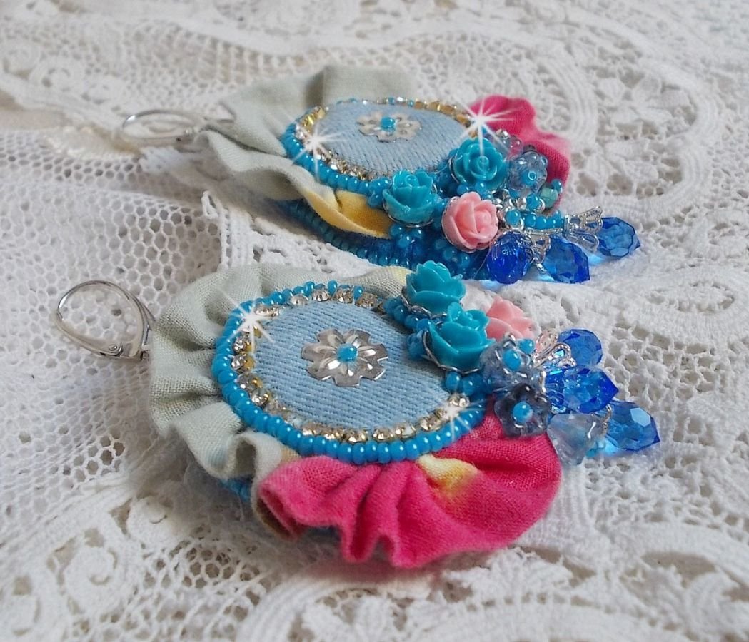 BO Far West brodert med denimstoff, harpiksroser, Swarovski-krystaller, forskjellige perler, frøperler og 925/1000 sølvsviller og andre perler