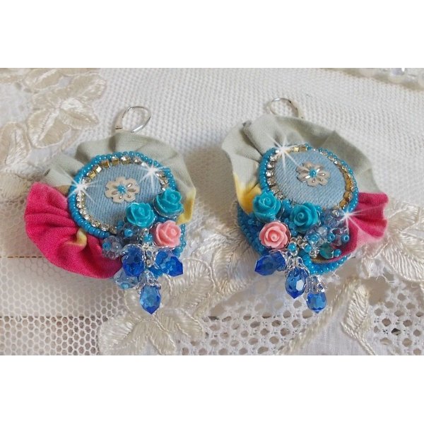 BO Far West brodert med denimstoff, harpiksroser, Swarovski-krystaller, forskjellige perler, fr&oslash;perler og 925/1000 s&oslash;lvsviller og andre perler