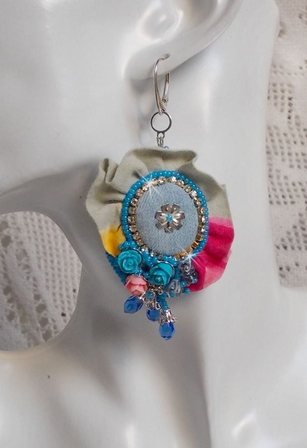 BO Far West brodert med denimstoff, harpiksroser, Swarovski-krystaller, forskjellige perler, frøperler og 925/1000 sølvsviller og andre perler