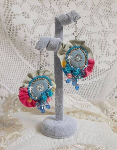 BO Far West brodert med denimstoff, harpiksroser, Swarovski-krystaller, forskjellige perler, fr&oslash;perler og 925/1000 s&oslash;lvsviller og andre perler