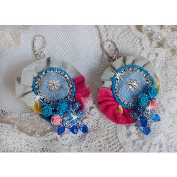 BO Far West brodert med denimstoff, harpiksroser, Swarovski-krystaller, forskjellige perler, fr&oslash;perler og 925/1000 s&oslash;lvsviller og andre perler