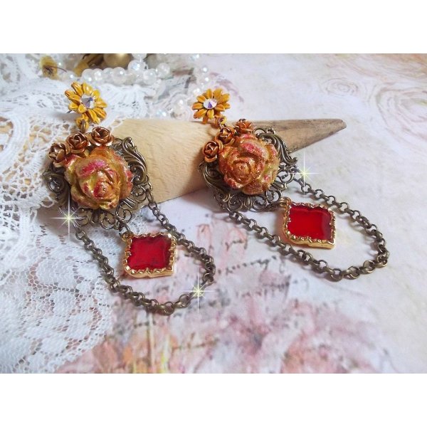 BO Feu de Lumi&egrave;re avec des cabochons roses de couleur Jaune et rouge en porcelaine, cristaux, mont&eacute;s sur estampes, feuilles en laiton, boucles marguerites &eacute;maill&eacute;es et pendentifs vitrail Rouge