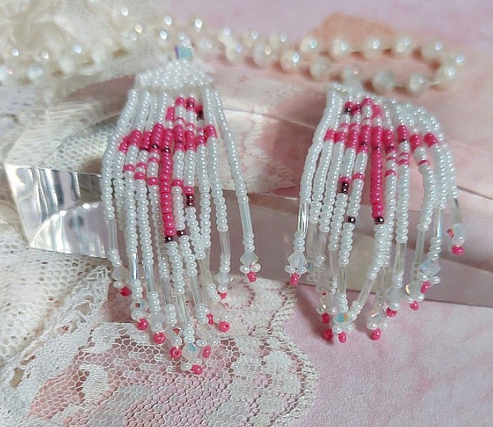 BO Les Flamants Blancs et Roses mont&eacute;es aux rocailles de qualit&eacute; en verre. Couleurs : Blanc et Rose. S&rsquo;ajoute aux rocailles des toupies Blanches. Le tout est associ&eacute; &agrave; des crochets en argent 925.