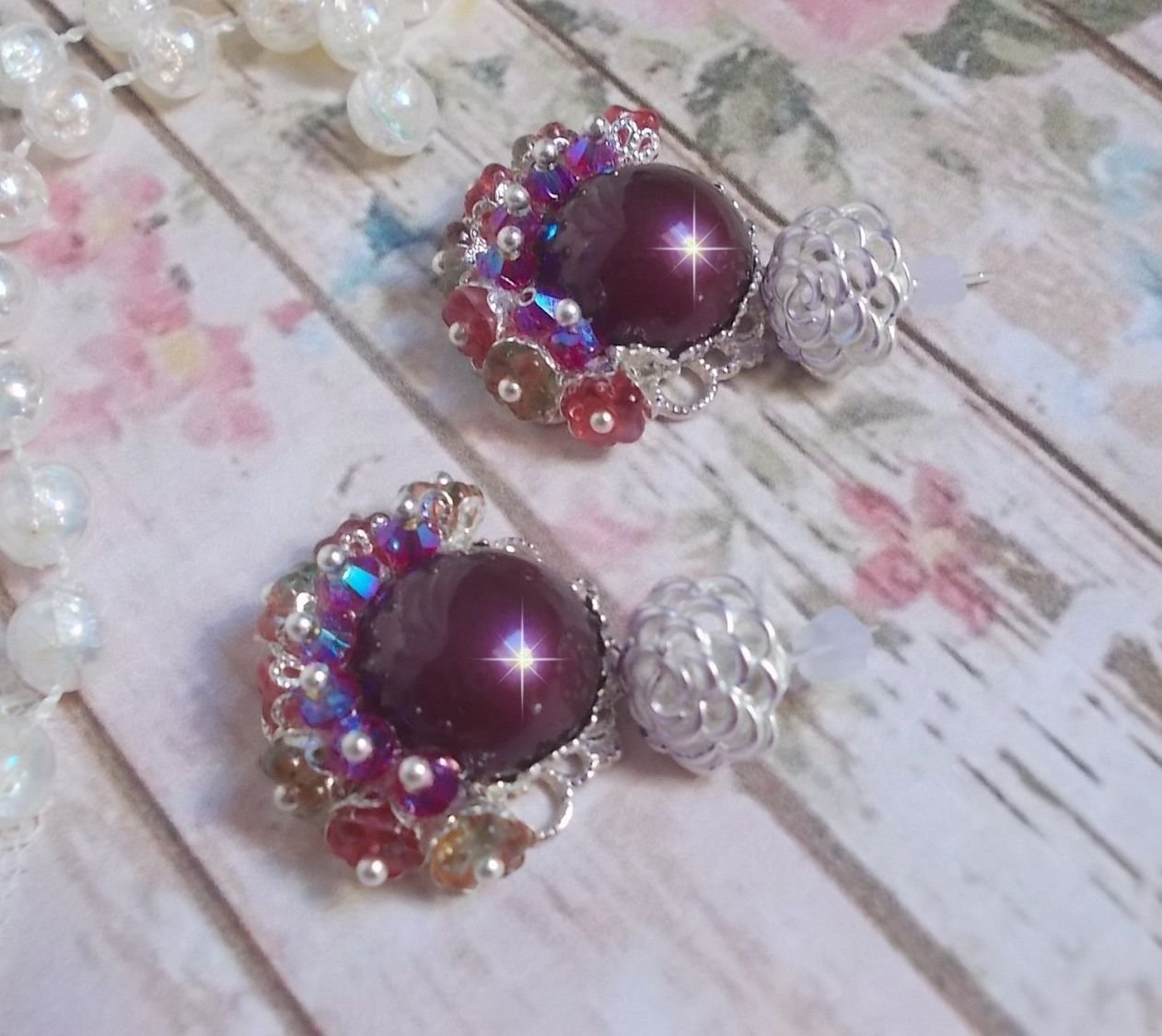 BO Fleurs de Cabaret avec des cabochons ronds Bordeaux en cristal de Swarovski, des toupies Fuschia, des fleurs clochettes en verre sur une base pendentif argentée et des clous d'oreilles en métal